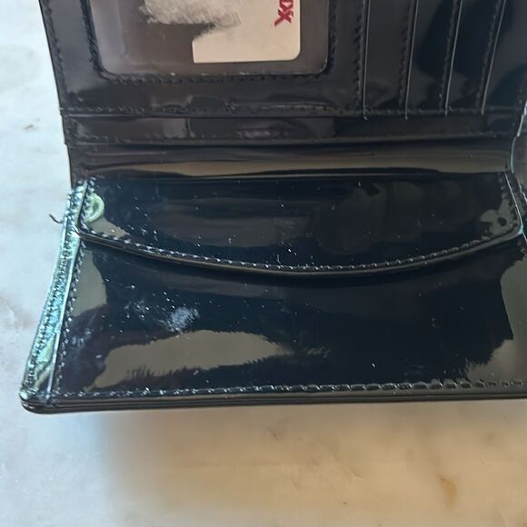 Black faux vinyl red flower wallet - Picture 3 of 4